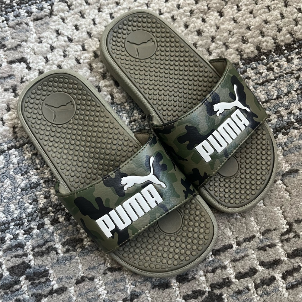 🩴 Puma Kids Cool Cat Boys Olive Green Camouflage Slide Sandal, US Size 2